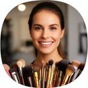 Make-up-Artistin in einem Zürcher Studio mit professionellen Pinseln auf einem Schminktisch